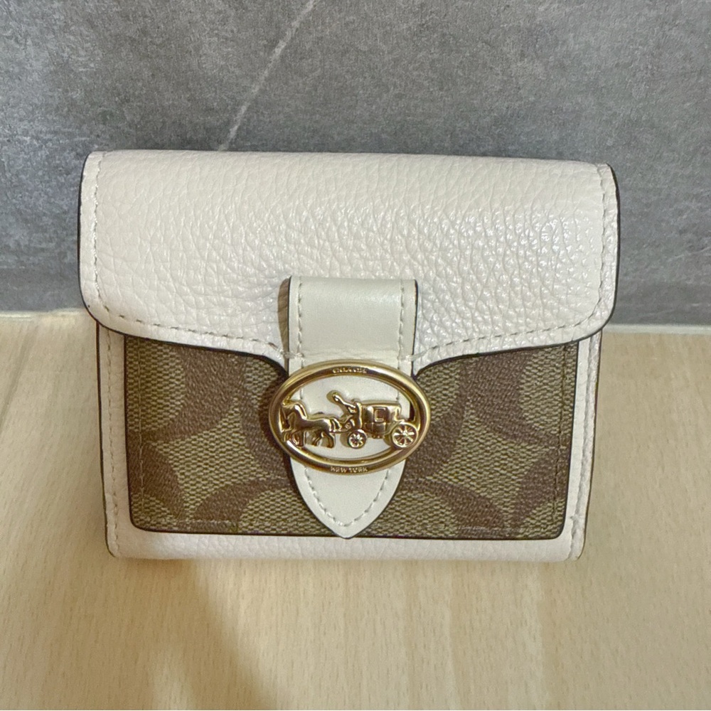 (NWT) Coach GEORGIE SMALL WALLET IN SIGNATURE CANVAS 7250
IM/KHAKI/CHALK